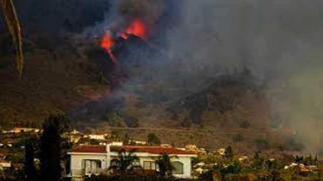 Volcano erupts in Spain island La Palma, many houses destroyed by lava Volcano erupts in Spain La Palma