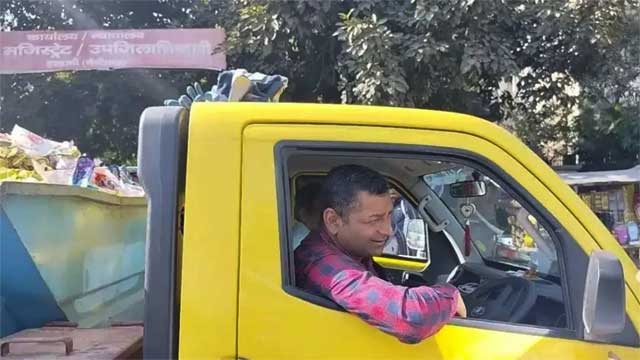 Haldwani Municipal Commissioner drived garbage van on cleaner’s strike Haldwani Municipal Commissioner drived garbage van on cleaner's strike