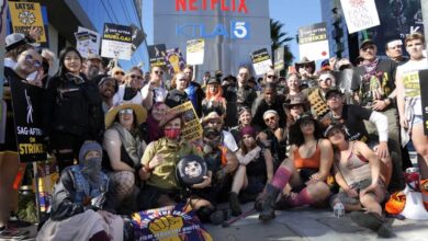 LOS ANGELES On Thursday, for the primary time in additional than six months, neither Hollywood actors nor its writers shall be on strike.